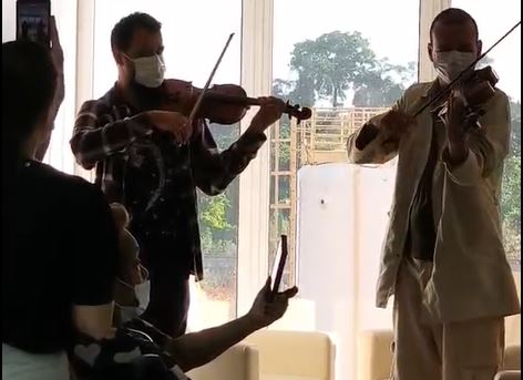 Violinistas tocam "Por una Cabeza", tango do filme “Perfume de Mulher”, e alegram pacientes de hospital, em Vilhena