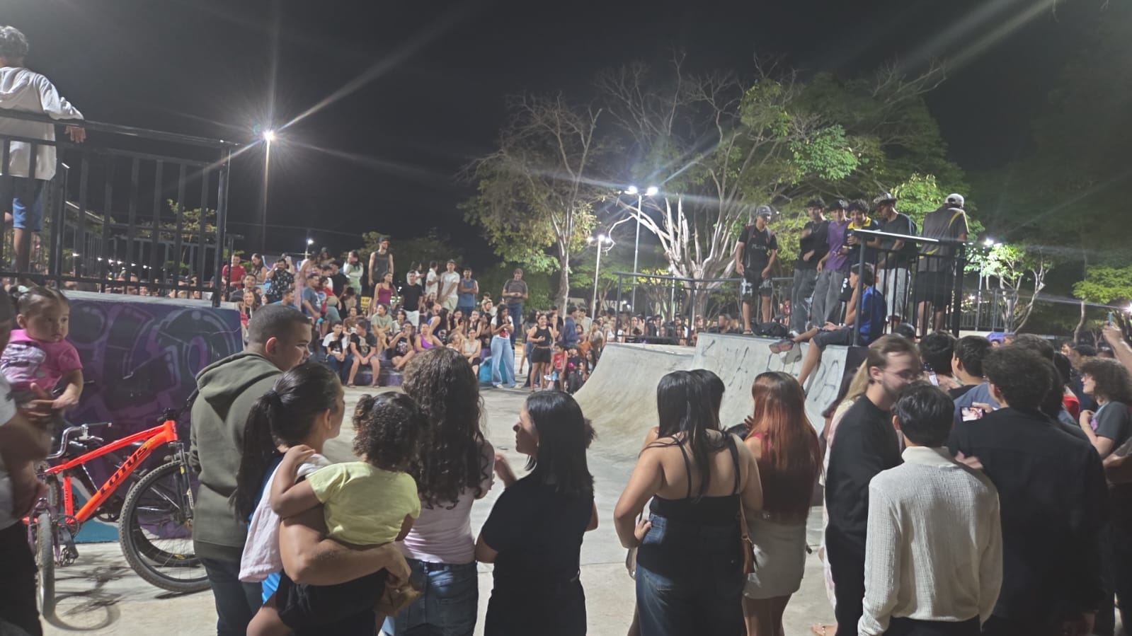 Jovens, adolescentes e até crianças se reuniram em praça pública de Vilhena, onde aconteceu recentemente o Campeonato de Farmar Aura 