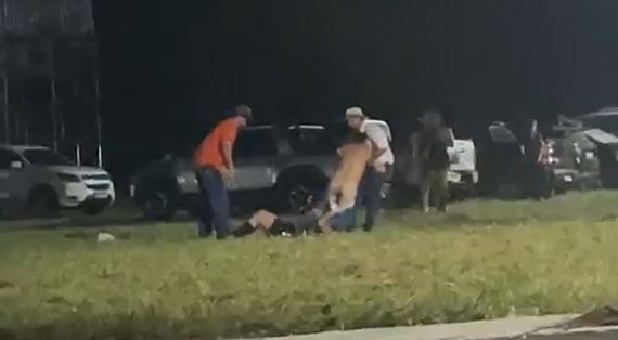 Durante um rodeio em Cerejeiras esta semana, duas mulheres deixaram um homem pelado após um ataque em público