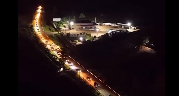 Imagens de drone mostram a fila quilométrica de veículos durante rodeio encerrado esta semana na cidade de Cerejeiras