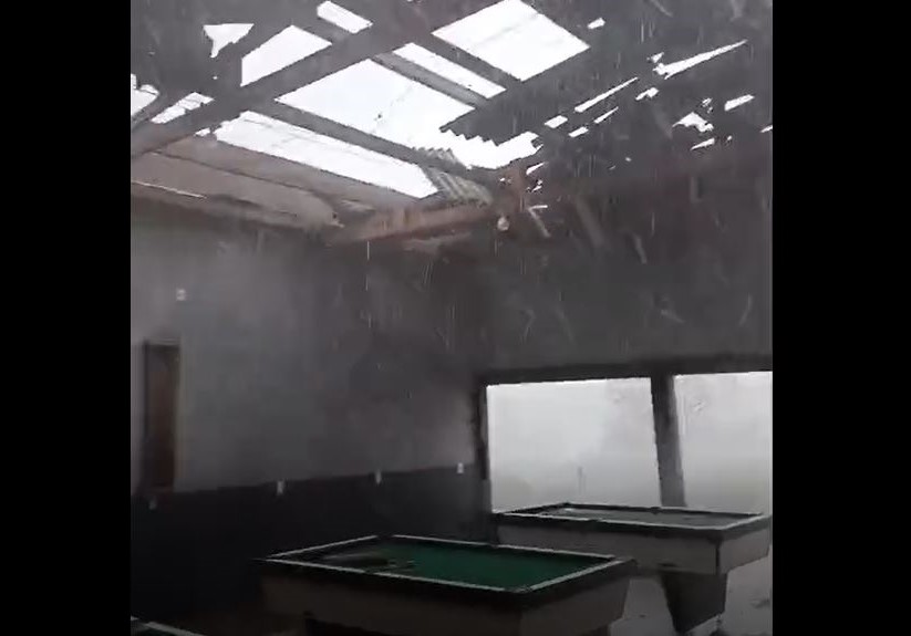 Durou pouco, mas provocou destruição em Espigão do Oeste o temporal que desabou sobre a cidade nesta segunda-feira, 10
