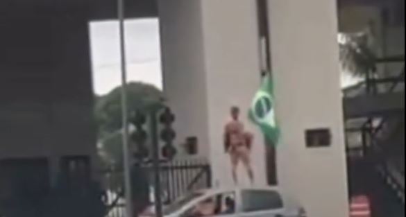 Usando lingerie, mulher se manifesta em frente quartel em Campo Grande (MS). Ainda não se sabe se é protesto ou surto