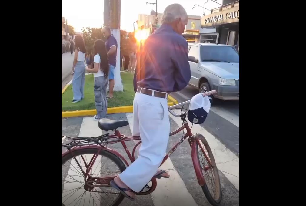 “Vovô do Grau” dá show em uma subida, ao se equilibrar na bicicleta durante desfile na avenida mais movimentada de Vilhena