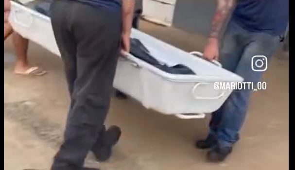 Na tarde desta sexta-feira, 18, carro funerário deixa caixão cair com corpo dentro em avenida de Porto Velho
