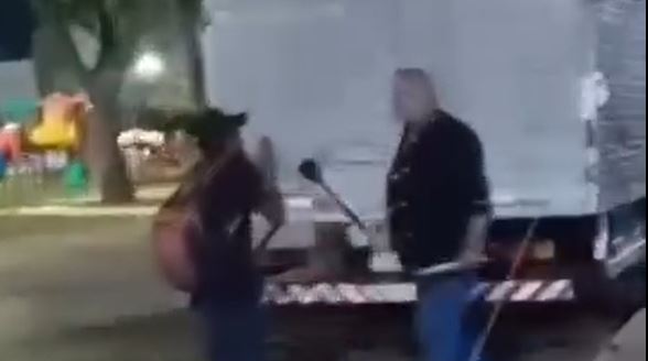 Venezuelano é agredido por comerciante em Sapezal MT), após pedir água e dividir com seu cachorro que também estava com sede