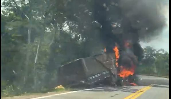 Carreta pegando fogo foi filmada esta semana na BR 435, rodovia federalizada que liga Vilhena e Colorado do Oeste