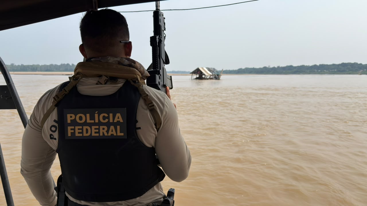 Homens da Polícia Federal deflagram esta semana, mais uma operação contra garimpeiros no rio Madeira, em Rondônia