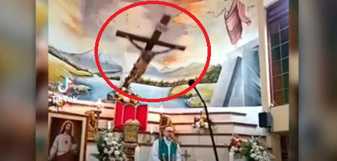 Um padre morreu ontem, após ser atingido por uma grande cruz de madeira durante missa em Guayaquil, no Equador