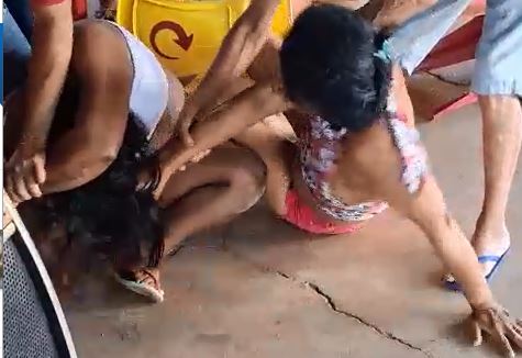 No bar mais animado do bairro Embratel, em Vilhena, mulheres foram filmadas se pegando na porrada esta semana
