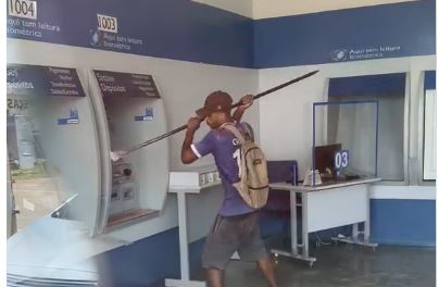 Homem foi preso após invadir agência da Caixa e danificar terminal de autoatendimento com uma alavanca, em Buritis