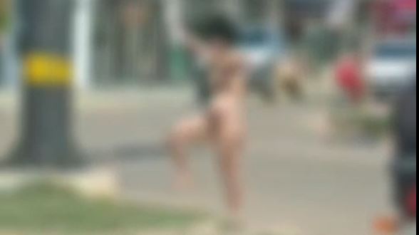 Mulher completamente nua circula por entre veículos e chama a atenção em avenida na cidade de Buritis