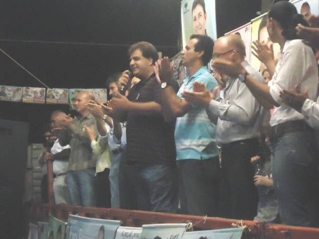 No último comício de seu candidato, prefeito de Cerejeiras “cutuca” adversário