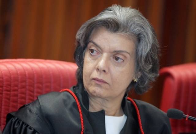 Presidente do TSE garante: candidatos “subjudice” serão julgados antes da posse