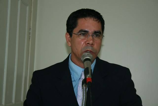 POR CAUSA DE FOTO, PREFEITO EXONERA EX-MULHER DE VEREADOR