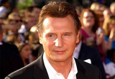 Liam Neeson fica nu e leiloa seu corpo para caridade
