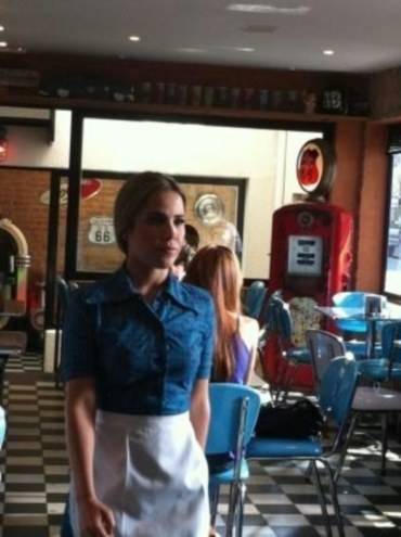 Wanessa aparece vestida de garçonete na gravação de seu novo videoclipe