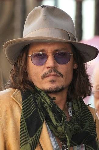 Johnny Depp vai à festa indígena nos Estados Unidos e surpreende imprensa;