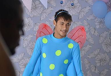 Neymar se transforma em borboleta em campanha de picolé