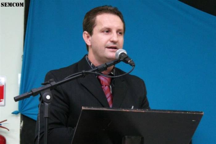 PREFEITO NEGA QUE PLEITEIE 13º SALÁRIO