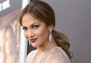 Jennifer Lopez destruiu seu rosto com nova cirurgia plástica, diz revista