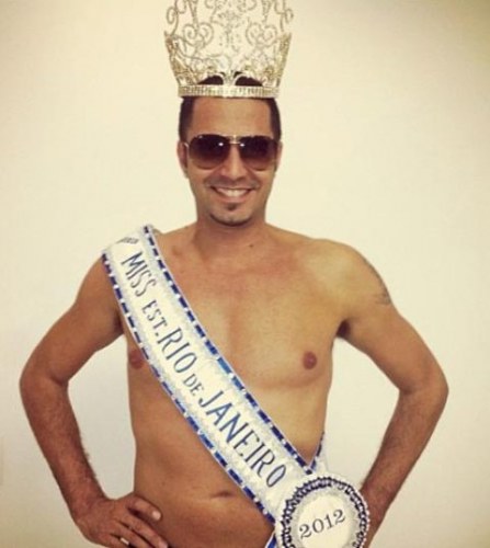 Sem camisa, Latino veste faixa e a coroa da noiva e diz: "Mister polêmico"