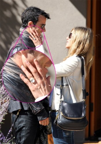 Jennifer Aniston exibe anel de noivado com diamante enorme