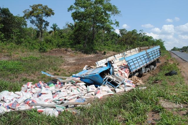 Motorista acidentado na BR 364, a 90 km de Vilhena, pode ter pé amputado