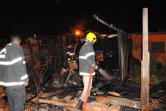 Chamas destroem casa no bairro Cristo Rei em Vilhena