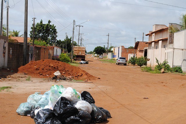 Internautas denunciam protesto, mas moradores negam uso de lixo em manifestação