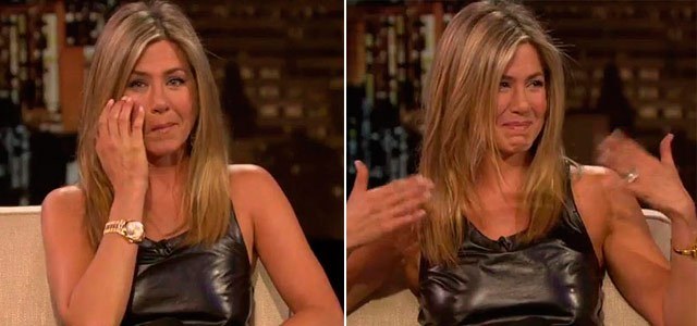 Jennifer Aniston chora de emoção ao falar sobre o noivado