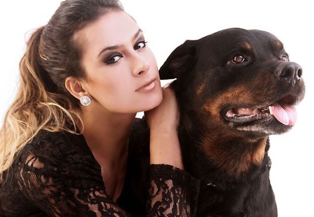 Lucilene Caetano posa com cachorro e fala sobre o Carnaval 2013