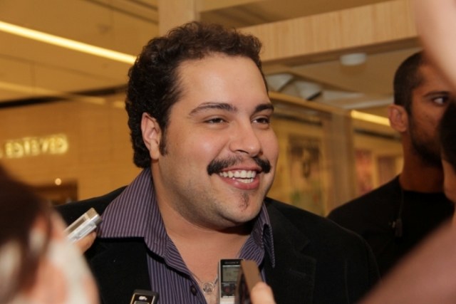 Prestes a estrear na Globo, Tiago Abravanel não conversa com o avô a meses