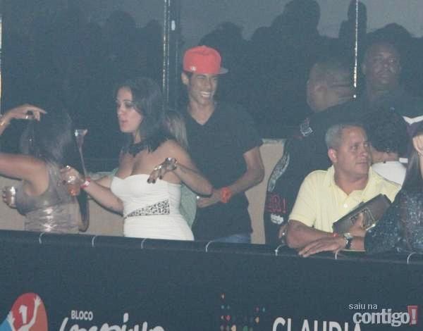 Neymar curte show acompanhado por 12 seguranças