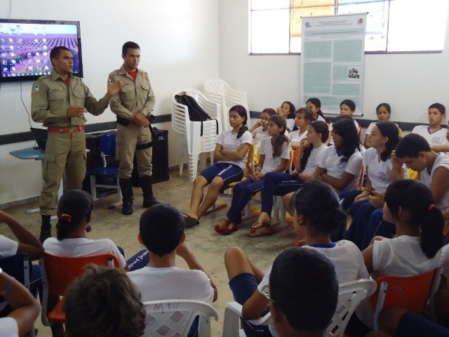 Vilhena: Bombeiros dão palestras a estudantes sobre animais venenosos