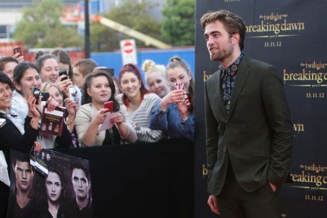 Robert Pattinson causa frisson entre as mulheres em première em Sidney