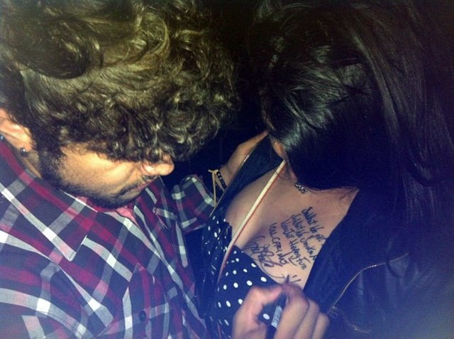 Caio Castro autografa seio de fã no Japão e passa a noite com ela em hotel