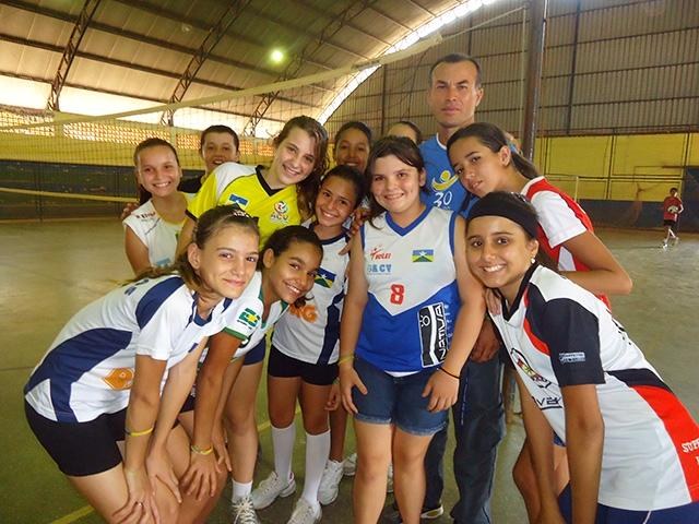 Em Cerejeiras, menina encontra no vôlei a superação de deficiência física