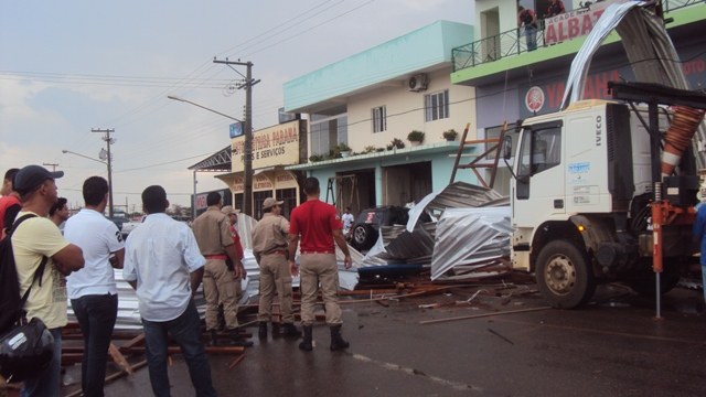 Temporal arranca telhado de prédio em Vilhena; estragos em toda a cidade