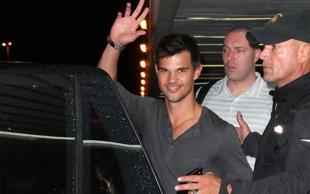 Chegou! Taylor Lautner desembarca no Rio de Janeiro