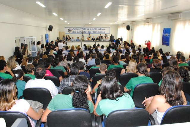 Sessão Solene da ALE em Vilhena homenageia professores e escolas
