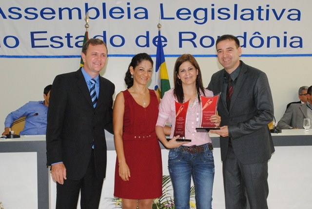 Representantes de escolas recebem troféus pelos bons resultados no IDEB