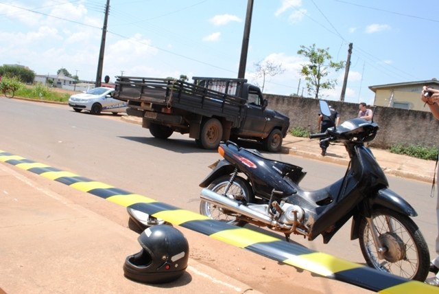Acidente entre moto e picape pode ter sido causado por falta de sinalização
