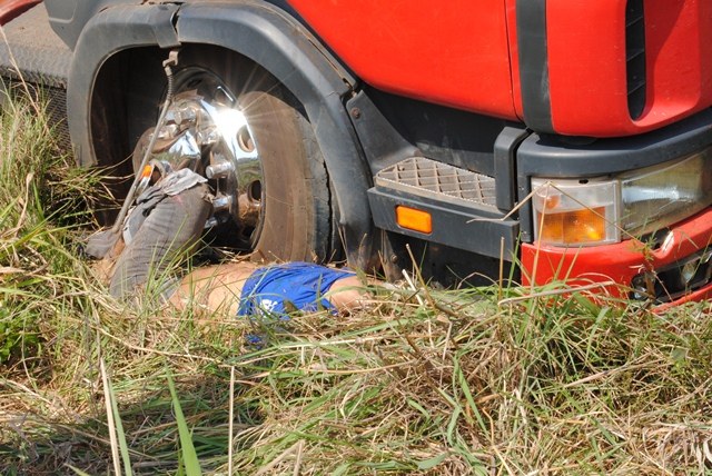 Veja fotos! Identificado rapaz que morreu em choque de moto contra caminhão