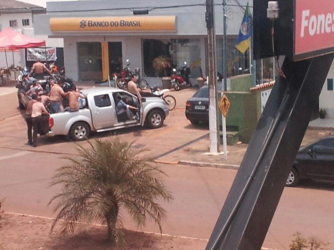 Exclusivo: refém de assalto a Comodoro diz que bandidos “tranqüilizaram” vítimas