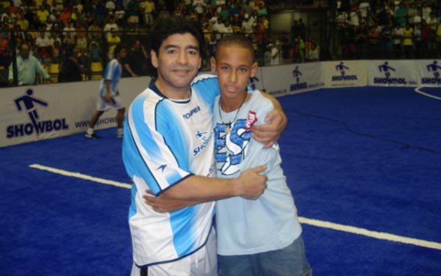 No Twitter, Neymar posta foto de quando era criança ao lado de Maradona 