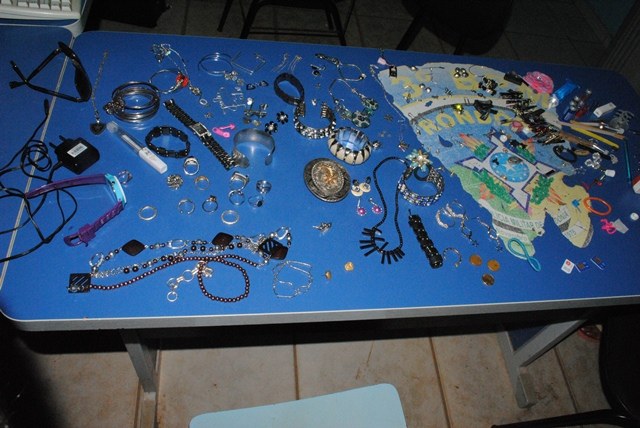 Polícia detém três jovens por suspeita de furto a residência   
