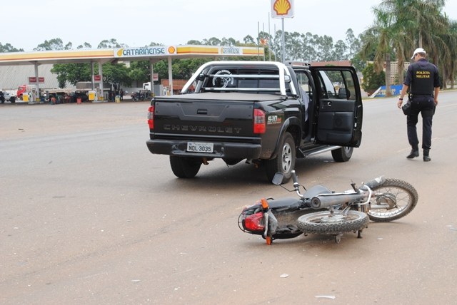 Acidente na BR 364 em Vilhena envolve motocicleta e picape 