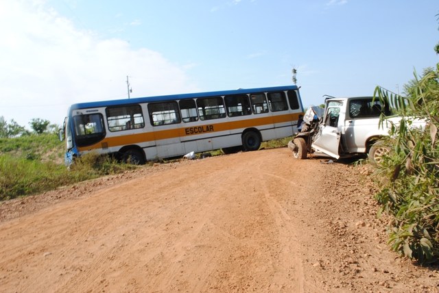  Ônibus escolar se envolve em acidente na zona rural de Vilhena