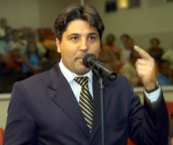 DEPUTADO QUER FARMÁCIAS VENDENDO PICOLÉS, MEIAS, PILHAS E ATÉ PÃO