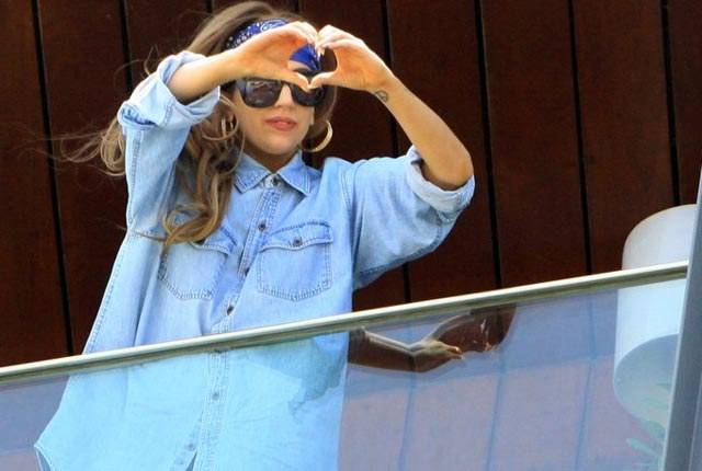 De jatinho, Lady Gaga desembarca no Rio de Janeiro